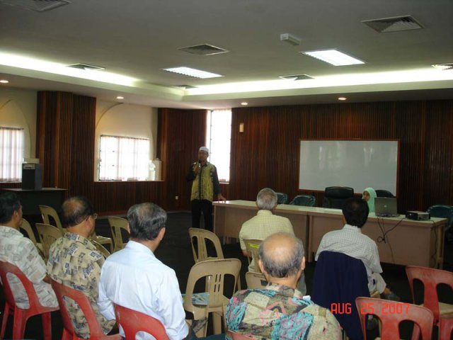 Sr Haji Rozali mengucap dalam seminar kepimpinan organisasi pada 25 Ogos 2007.